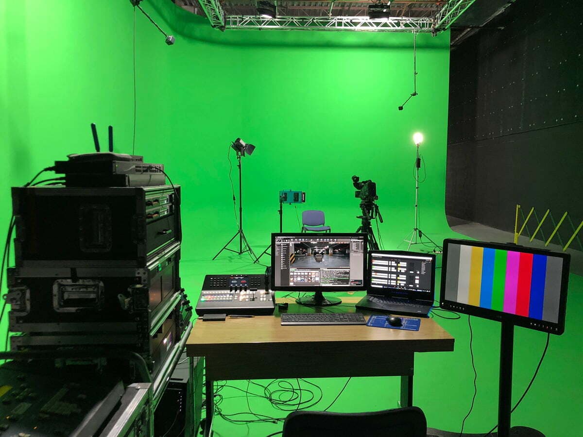 Studio fond vert avec régie vidéo complète